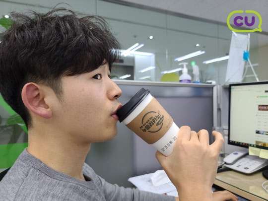 CU가 커피 컵에 잔치국수를 담아 먹는 '누들리카노'를 출시한다. <BGF리테일 제공>